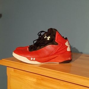 Sz 8 Under Armour Basketball shoes